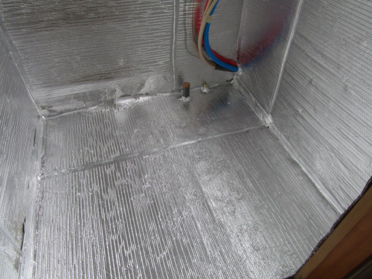 既設浴室解体後、遮熱シートを貼り断熱効果が増しました