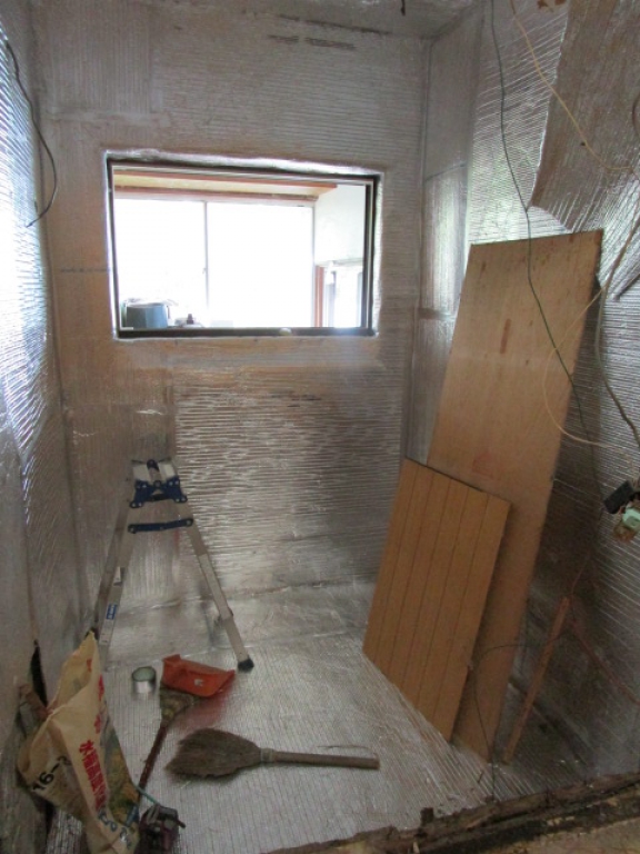 工事中：窓交換。壁天井床に遮熱シート貼り